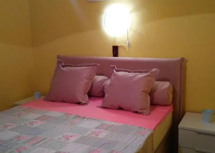 In Mit Gemauertem Grill By Interhome Apartamento Rab Town